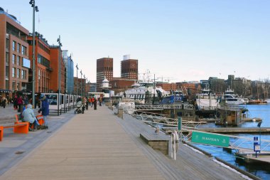 Aker Brygge mahallesi yakınlarındaki Oslo limanının turistik manzarası, Norveç, Avrupa