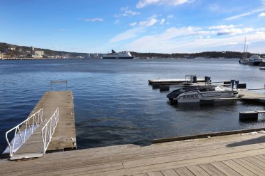 Aker Brygge mahallesi yakınlarındaki Oslo limanının turistik manzarası, Norveç, Avrupa
