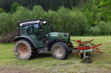 Çiftlikte çalışan traktör, modern bir tarım taşımacılığı tarlada çalışan bir çiftçi, modern traktör.