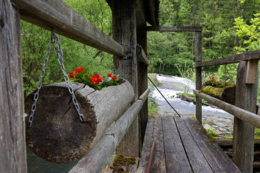 Luce tatil beldesinde geleneksel ahşap mimari, Slovenya, Avrupa