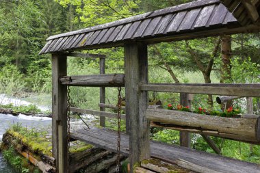 Luce tatil beldesinde geleneksel ahşap mimari, Slovenya, Avrupa