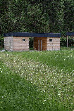 Luce tatil beldesinde geleneksel ahşap mimari, Slovenya, Avrupa