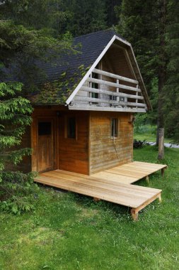 Luce tatil beldesinde geleneksel ahşap mimari, Slovenya, Avrupa