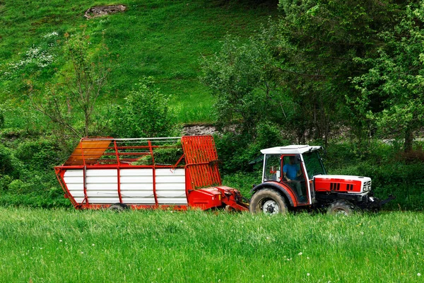 Trator Que Trabalha Fazenda Transporte Agrícola Moderno Agricultor Que Trabalha — Fotografia de Stock