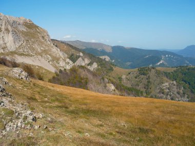 Arjana zirvesi (1511 metre) Cernei Dağları, Karpatlar, Romanya ve Avrupa 'da yaz sonu manzarası