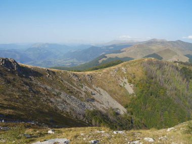 Arjana zirvesi (1511 metre) Cernei Dağları, Karpatlar, Romanya ve Avrupa 'da yaz sonu manzarası