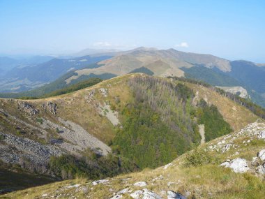 Arjana zirvesi (1511 metre) Cernei Dağları, Karpatlar, Romanya ve Avrupa 'da yaz sonu manzarası