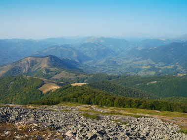 Arjana zirvesi (1511 metre) Cernei Dağları, Karpatlar, Romanya ve Avrupa 'da yaz sonu manzarası