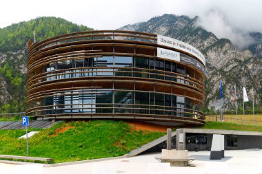 Planica Nordic Center Spring at Flying hill of Gorisek Brothers (Slovene: Letalnica Bratov Gorisek) dünyanın en büyük atlama tepesi.