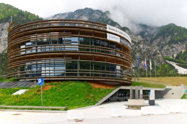 Planica Nordic Center Spring at Flying hill of Gorisek Brothers (Slovene: Letalnica Bratov Gorisek) dünyanın en büyük atlama tepesi.