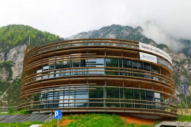 Planica Nordic Center Spring at Flying hill of Gorisek Brothers (Slovene: Letalnica Bratov Gorisek) dünyanın en büyük atlama tepesi.