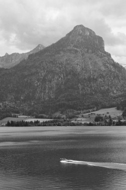 Avusturya 'nın Salzkammergut tatil beldesindeki en bilinen göllerden biri olan Wolfgangsee' nin yaz havası.