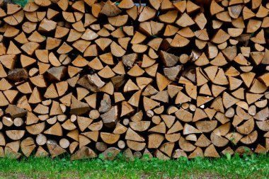 Endüstri için odun yığını deposu. Arka plan olarak istiflenmiş ahşap kütükler duvarı. bir yığın doğal ahşap arka plan.
