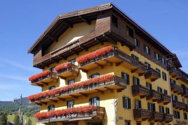 Cortina d Ampezzo 'nun mimarisi, Dolomitler, İtalya ve Avrupa' daki ünlü tatil beldesi.