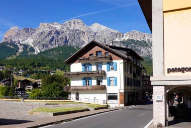 Cortina d Ampezzo 'nun mimarisi, Dolomitler, İtalya ve Avrupa' daki ünlü tatil beldesi.