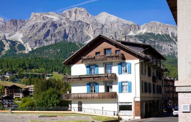 Cortina d Ampezzo 'nun mimarisi, Dolomitler, İtalya ve Avrupa' daki ünlü tatil beldesi.