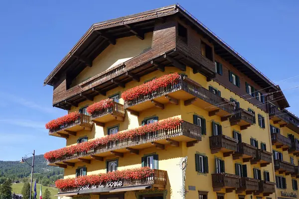 Cortina d Ampezzo 'nun mimarisi, Dolomitler, İtalya ve Avrupa' daki ünlü tatil beldesi.