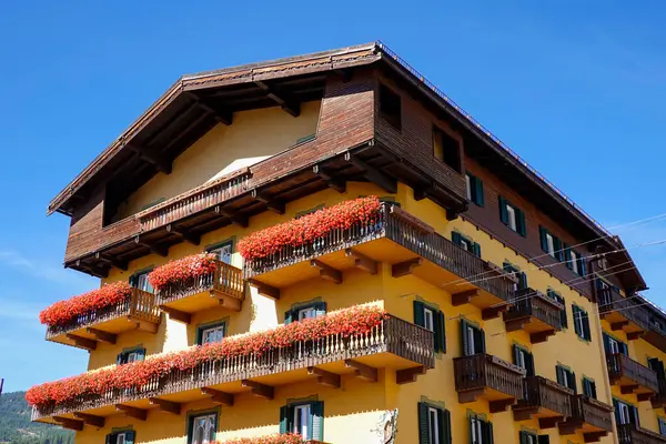 Cortina d Ampezzo 'nun mimarisi, Dolomitler, İtalya ve Avrupa' daki ünlü tatil beldesi.