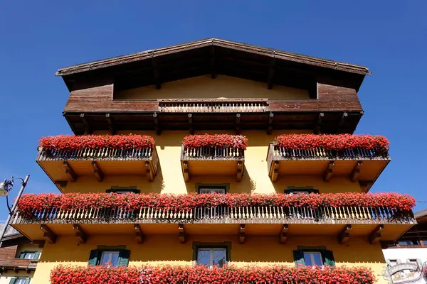 Cortina d Ampezzo 'nun mimarisi, Dolomitler, İtalya ve Avrupa' daki ünlü tatil beldesi.