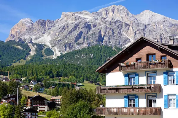 Cortina d Ampezzo 'nun mimarisi, Dolomitler, İtalya ve Avrupa' daki ünlü tatil beldesi.