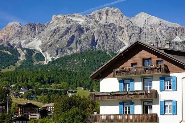 Cortina d Ampezzo 'nun mimarisi, Dolomitler, İtalya ve Avrupa' daki ünlü tatil beldesi.