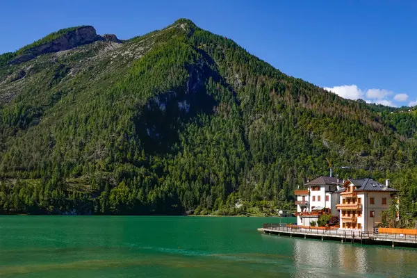 Vista Turística Alleghe Resort Los Dolomitas Italianos Brillante Día Otoño Imagen de stock