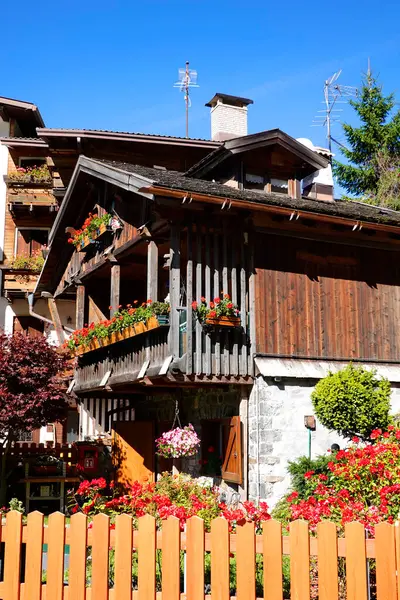 Vista Turística Alleghe Resort Los Dolomitas Italianos Brillante Día Otoño Imagen de archivo
