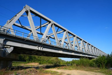 Arad ilçesi, Romanya ve Avrupa 'daki Mures Nehri üzerindeki bir demiryolu köprüsünün metal yapısı