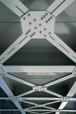 Arad ilçesi, Romanya ve Avrupa 'daki Mures Nehri üzerindeki bir demiryolu köprüsünün metal yapısı