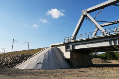 Arad ilçesi, Romanya ve Avrupa 'daki Mures Nehri üzerindeki bir demiryolu köprüsünün metal yapısı