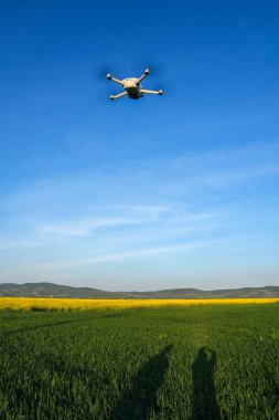 Uçan küçük bir dronun görüntüsü