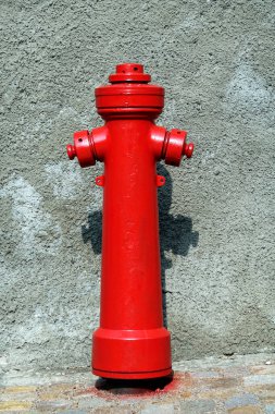 Caddedeki eski kırmızı yangın musluğu. Acil yangın çıkışı için yangın musluğu.