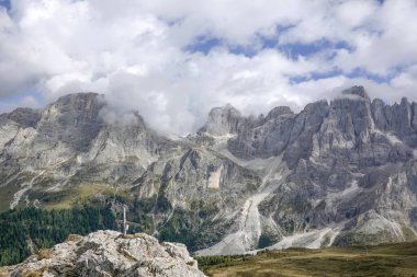 San Martino di Castrozza yakınlarındaki ünlü Pale di San Martino manzarası, İtalyan Dolomitleri, Avrupa