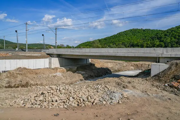 Demiryolu köprüsü inşaatı