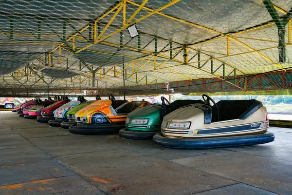 Verlaten Kleurrijke Botsauto Raceauto Pretpark Racen Met Hobbels Stockfoto