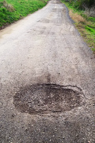 路面の状態が悪い 春の季節 アスファルトの穴 車による移動の危険性 悪いアスファルト 危険な道路 アスファルトのポットホール ロイヤリティフリーのストック画像