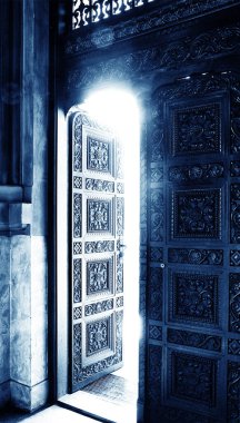 Antik bir katedralde karanlık bir odaya ışık giriyor.