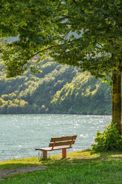 Brescia, Lombardiya, İtalya ve Avrupa 'da yüksek kayalık ormanlık dağlarla çevrili Idro alp gölünün manzaralı yaz manzarası