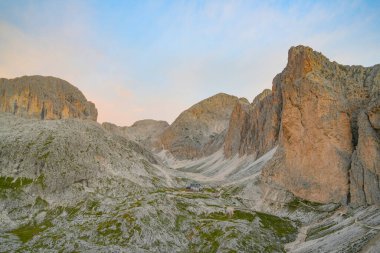 Rosengarten Catinaccio Massif, Dolomites, İtalya 'dan Alp manzarası. Dolomitlerin dağlarındaki muhteşem manzara, Alto Adige, Güney Tyrol, İtalya, Avrupa