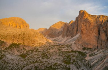 Rosengarten Catinaccio Massif, Dolomites, İtalya 'dan Alp manzarası. Dolomitlerin dağlarındaki muhteşem manzara, Alto Adige, Güney Tyrol, İtalya, Avrupa