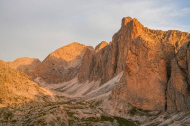 Rosengarten Catinaccio Massif, Dolomites, İtalya 'dan Alp manzarası. Dolomitlerin dağlarındaki muhteşem manzara, Alto Adige, Güney Tyrol, İtalya, Avrupa