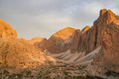 Rosengarten Catinaccio Massif, Dolomites, İtalya 'dan Alp manzarası. Dolomitlerin dağlarındaki muhteşem manzara, Alto Adige, Güney Tyrol, İtalya, Avrupa