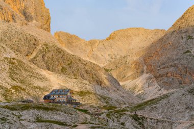 Rosengarten Catinaccio Massif, Dolomites, İtalya 'dan Alp manzarası. Dolomitlerin dağlarındaki muhteşem manzara, Alto Adige, Güney Tyrol, İtalya, Avrupa