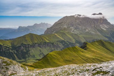 Rosengarten Catinaccio Massif, Dolomites, İtalya 'dan Alp manzarası. Dolomitlerin dağlarındaki muhteşem manzara, Alto Adige, Güney Tyrol, İtalya, Avrupa