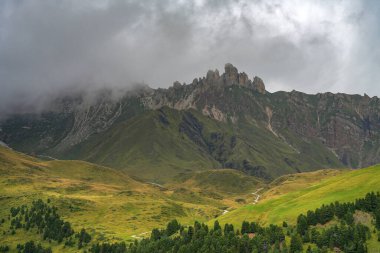 Rosengarten Catinaccio Massif, Dolomites, İtalya 'dan Alp manzarası. Dolomitlerin dağlarındaki muhteşem manzara, Alto Adige, Güney Tyrol, İtalya, Avrupa