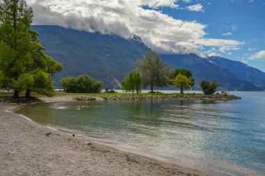 Garda Gölü 'nde yaz manzarası, İtalya' da Riva del Garda tatil beldesi, Avrupa
