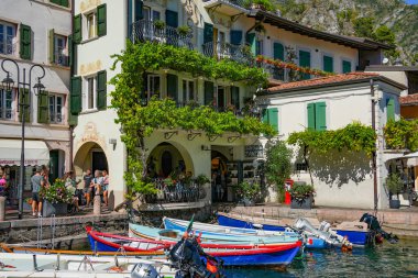 Limone Sul Garda tatil köyü, Garda Gölü İtalya. Limon Konsolosu Garda, İtalya 'da Lombardiya eyaletinde yer alan bir şehirdir..