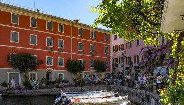 Limone Sul Garda tatil köyü, Garda Gölü İtalya. Limon Konsolosu Garda, İtalya 'da Lombardiya eyaletinde yer alan bir şehirdir..