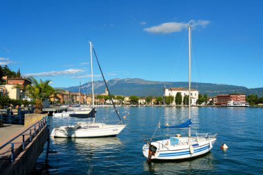 Toscolano-Maderno 'nun güzel manzarası. Lombardy, İtalya ve Avrupa bölgesinde Brescia eyaletinin batı kıyısında yer alan Garda Gölü' nün batı kıyısında bir kasaba ve komün.