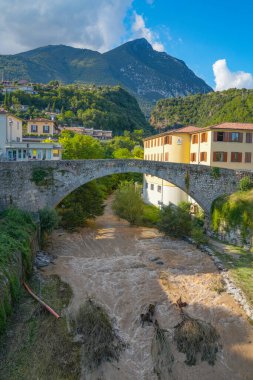 Toscolano-Maderno 'nun güzel manzarası. Lombardy, İtalya ve Avrupa bölgesinde Brescia eyaletinin batı kıyısında yer alan Garda Gölü' nün batı kıyısında bir kasaba ve komün.